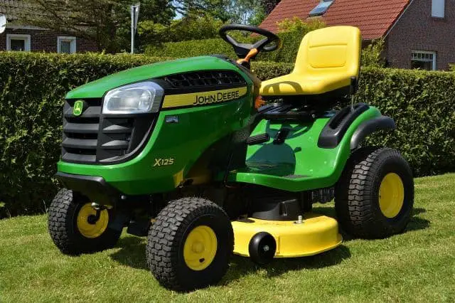 Who Makes John Deere Lawn Mowers? (The History)